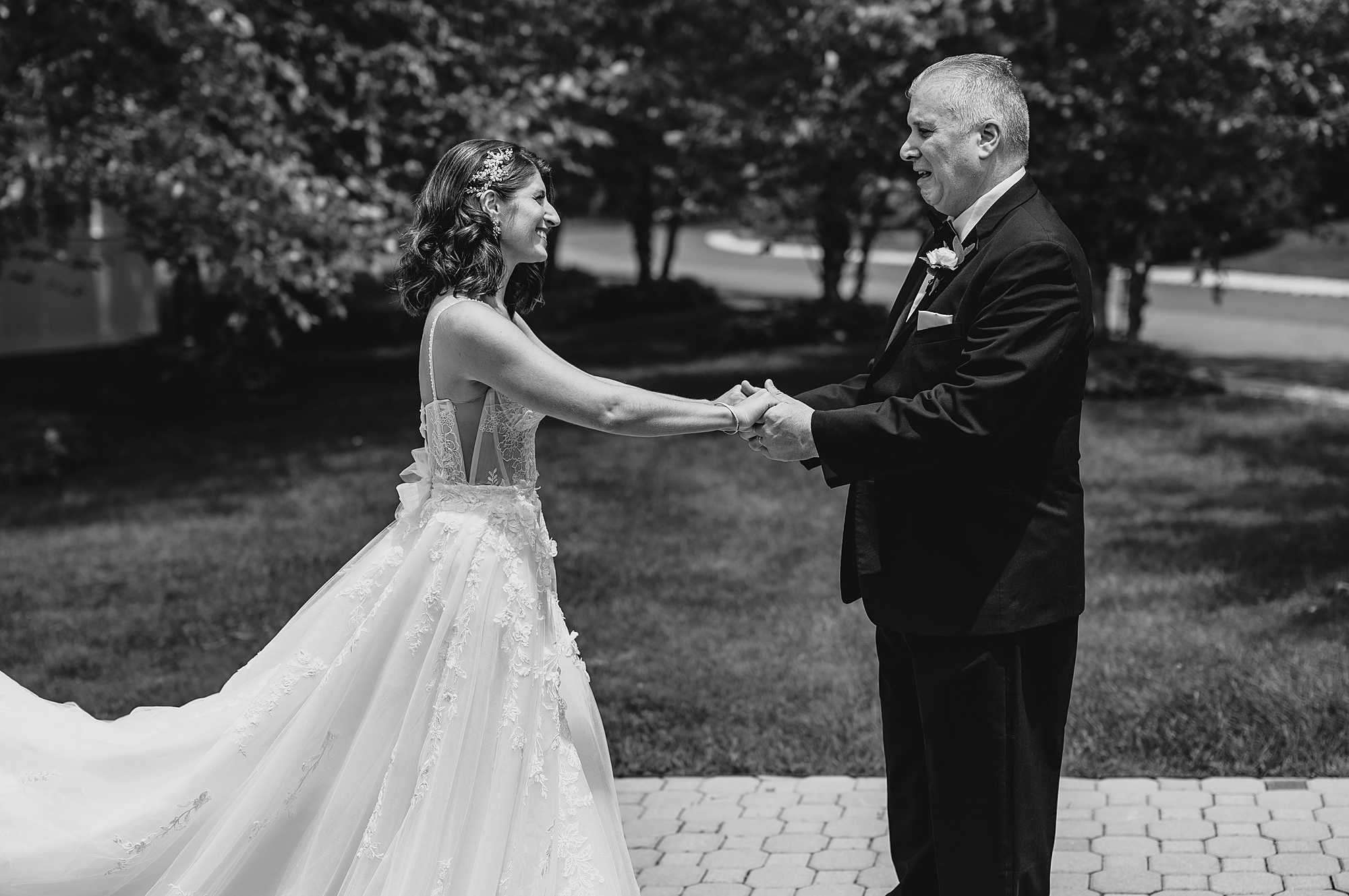 bride and dad have first look