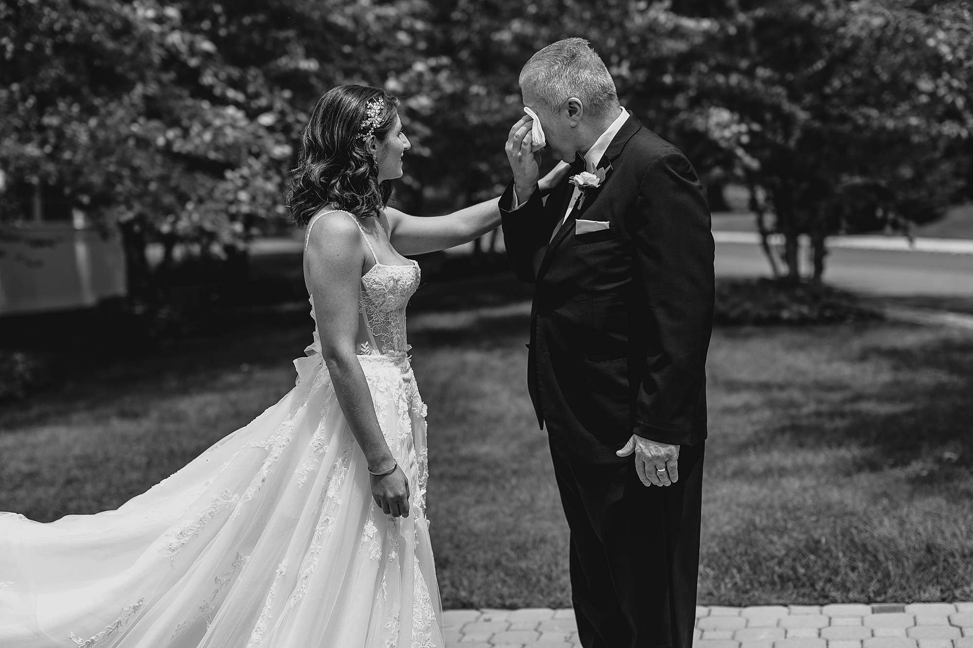 dad wipes tears during first look with bride