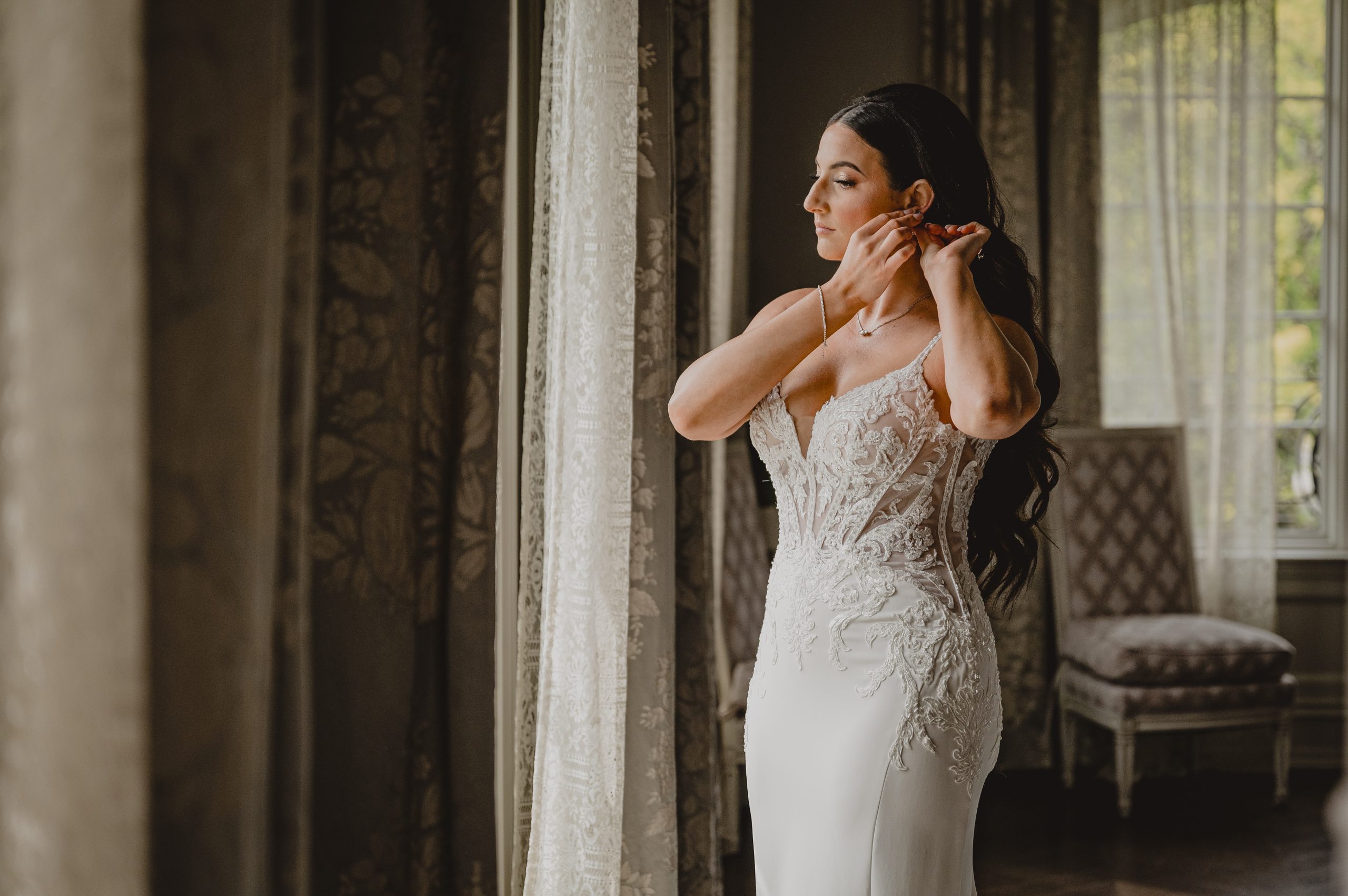 Bride getting ready on Weddings at Park Chateau.